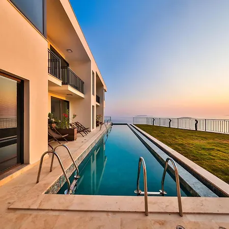Lyxos Hotel *